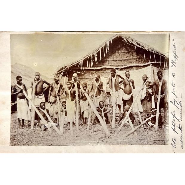 ESCRAVATURA. FOTOGRAFIA ORIGINAL DA ULTIMA LEVA DE ESCRAVOS DE BAZARUTO E RELATÓRIO.       (Possível exercício de direito de preferência da DGLAB) 