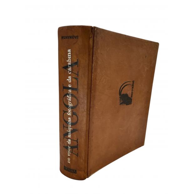 FENYKÖVI, José. - ANGOLA NO VISOR DA MÁQUINA FOTOGRÁFICA E DA CARABINA. 