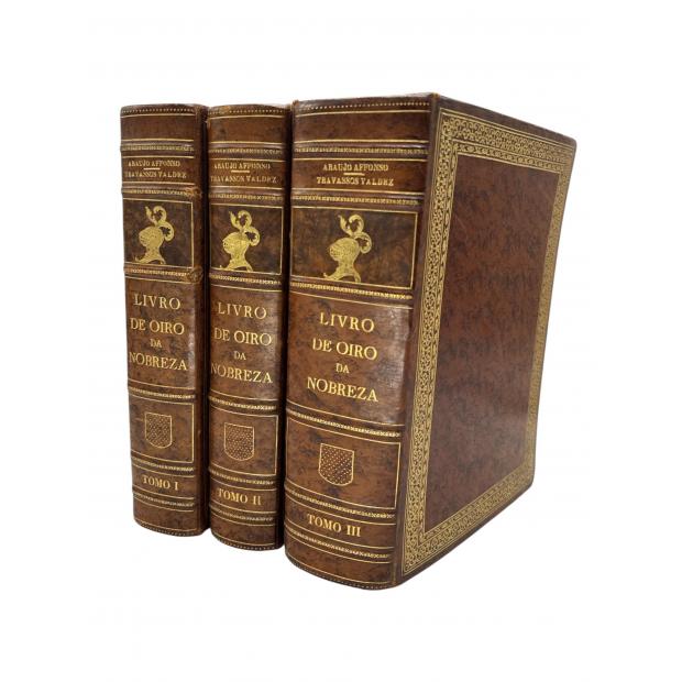 AFFONSO E RUY DIQUE TRAVASSOS VALDEZ, Domingos de Araujo. - LIVRO DE OIRO DA NOBREZA. Apostilas à resenha das famílias titulares do reino de Portugal. Prefácio de Dr. José de Sousa Machado. Tomo I (ao tomo III). 