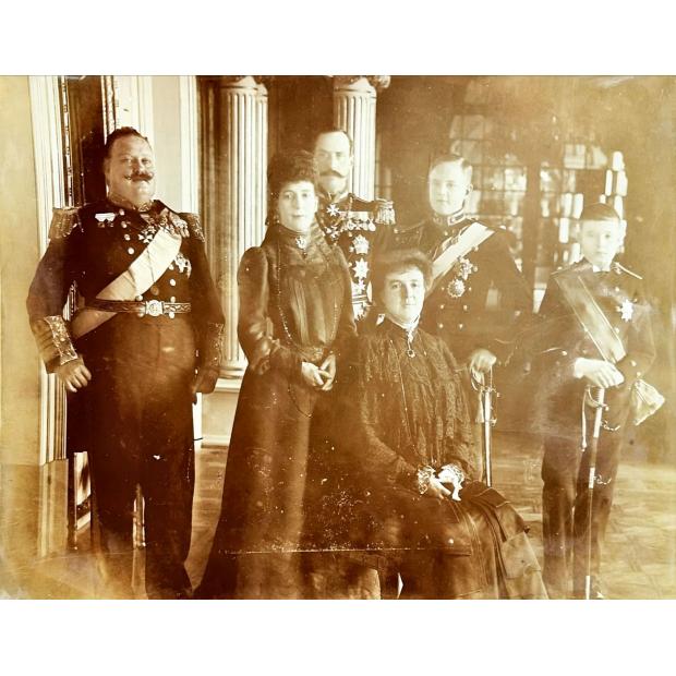 Fotografia. - Rei D. Carlos, Rainha Alexandra do Reino Unido, Príncipe da Dinamarca, Rainha D. Amélia, Príncipe D. Luis Filipe e Infante D. Manuel.